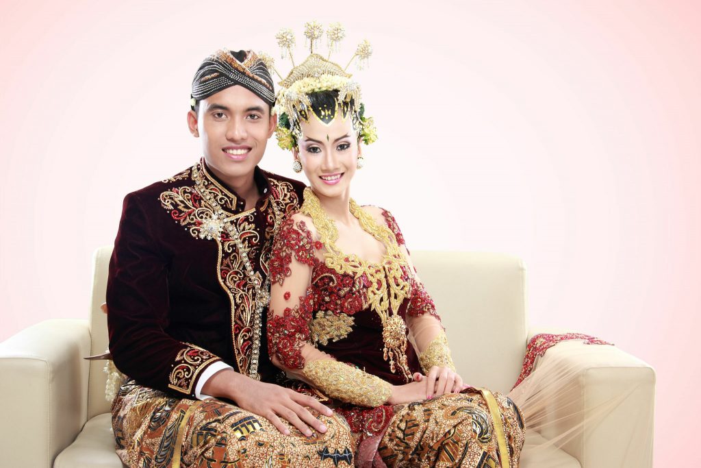 Pasangan Pengantin Adat Jawa 