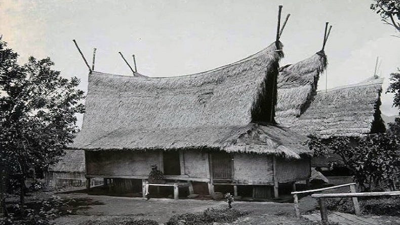 Rumah Adat Julang Ngapak