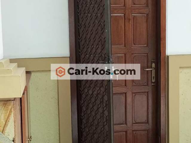 KAMAR KOS EKSEKUTIF DEKAT DENGAN STASIUN TEBET DAN ALFAMIDI