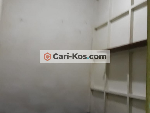 Kost murah dekat ITC Roxy Mas – samping rel kereta api