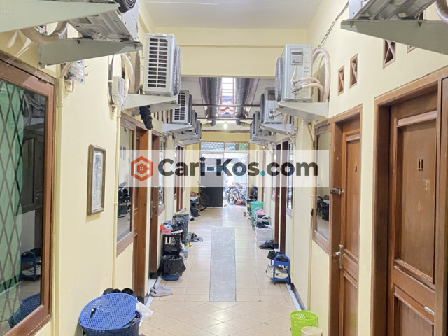 THE RETRO RESIDENCE KOST PUTRA